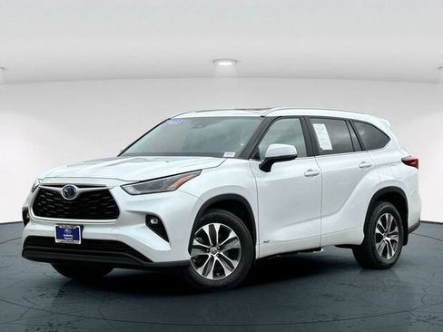 Used 2023 Toyota Highlander XLE AWD/4WD image 2