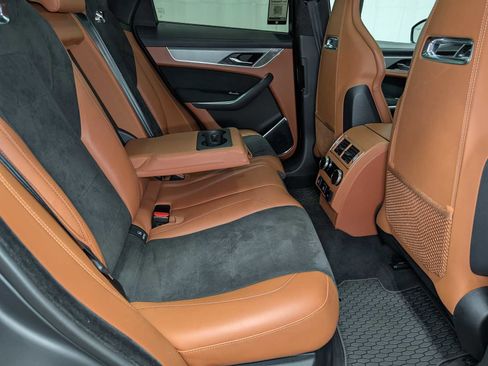 Used 2021 Jaguar F-PACE SVR image 40