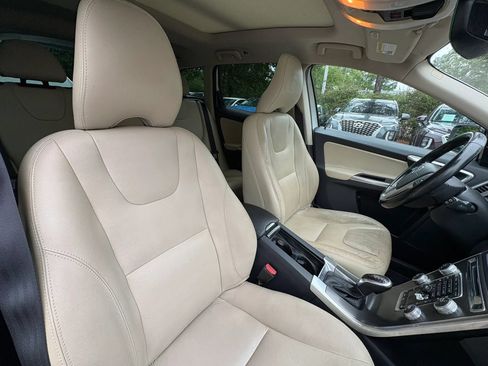Used 2016 Volvo XC60 T6 w/ Proximity Package AWD/4WD image 9