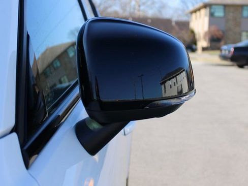 Used 2025 Volvo XC40 B5 Plus image 7