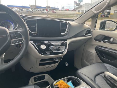 Used 2024 Chrysler Pacifica Touring-L image 26
