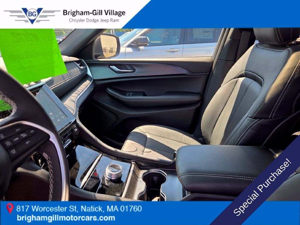 Used 2025 Jeep Grand Cherokee Laredo X w/ Luxury Tech Group I AWD/4WD image 13