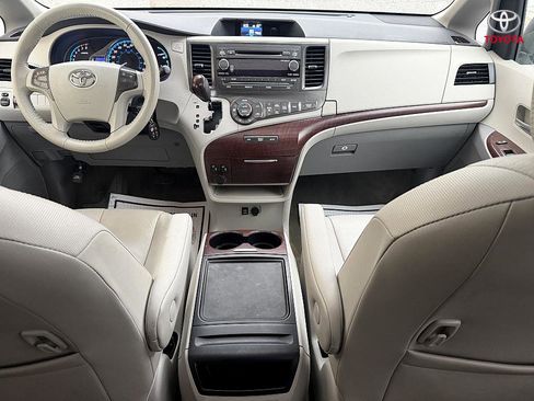 Used 2013 Toyota Sienna XLE image 8
