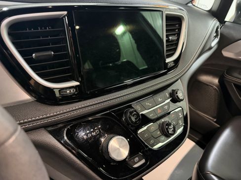 Used 2023 Chrysler Pacifica Touring-L w/ S Appearance Package image 12