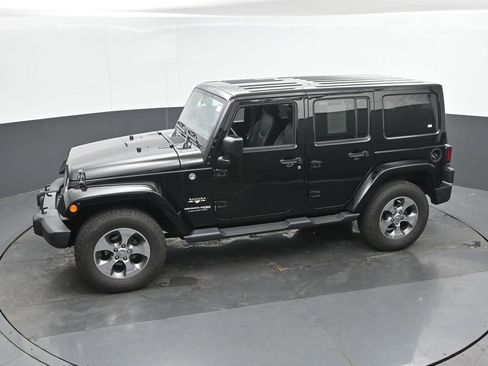 Used 2018 Jeep Wrangler Unlimited Sahara w/ Connectivity Group AWD/4WD image 32