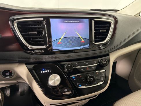 Used 2020 Chrysler Pacifica Limited FWD image 17