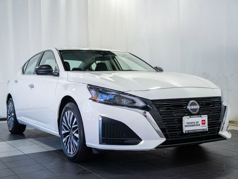 Used 2025 Nissan Altima 2.5 SV AWD/4WD image 1
