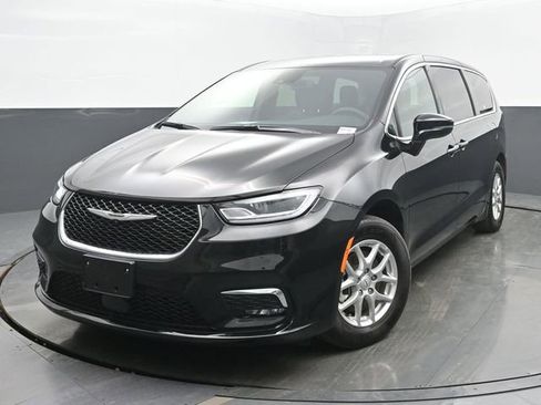 Used 2025 Chrysler Pacifica Select image 1