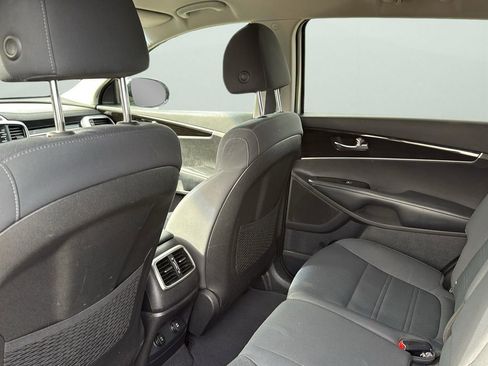 Used 2019 Kia Sorento LX image 25