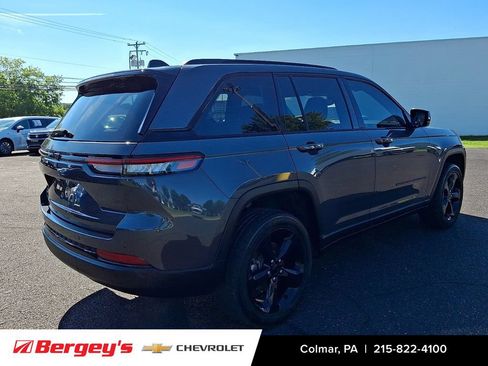 Used 2024 Jeep Grand Cherokee Altitude AWD/4WD image 5