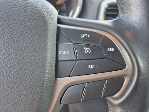 Used 2021 Jeep Grand Cherokee Laredo AWD/4WD image 27
