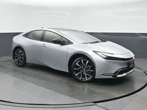 Used 2025 Toyota Prius Plug-In Hybrid image 5