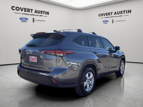 Used 2025 Toyota Highlander LE image 5