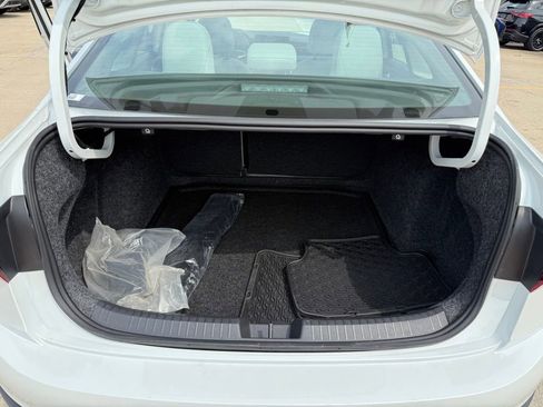 Used 2025 Volkswagen Jetta SE w/ Sunroof Package image 16
