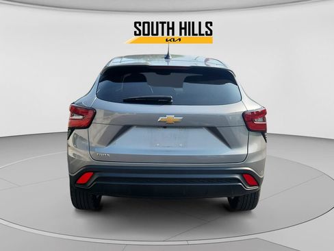 Used 2025 Chevrolet Trax LS w/ LS Convenience Package FWD image 4