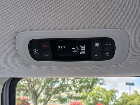 Used 2024 Chrysler Pacifica Touring-L FWD image 28
