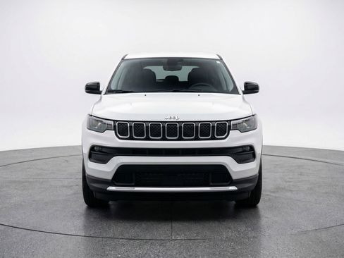 Used 2025 Jeep Compass Latitude image 2