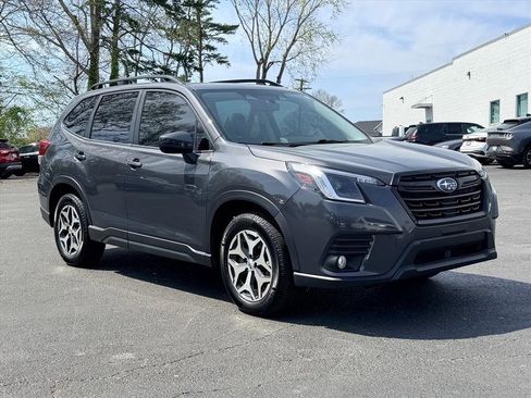 Used 2023 Subaru Forester Premium image 2