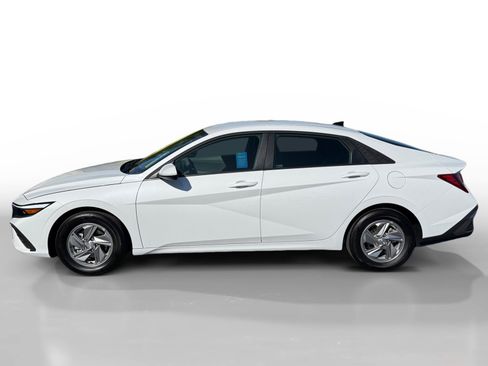 Certified 2025 Hyundai Elantra SE FWD image 2