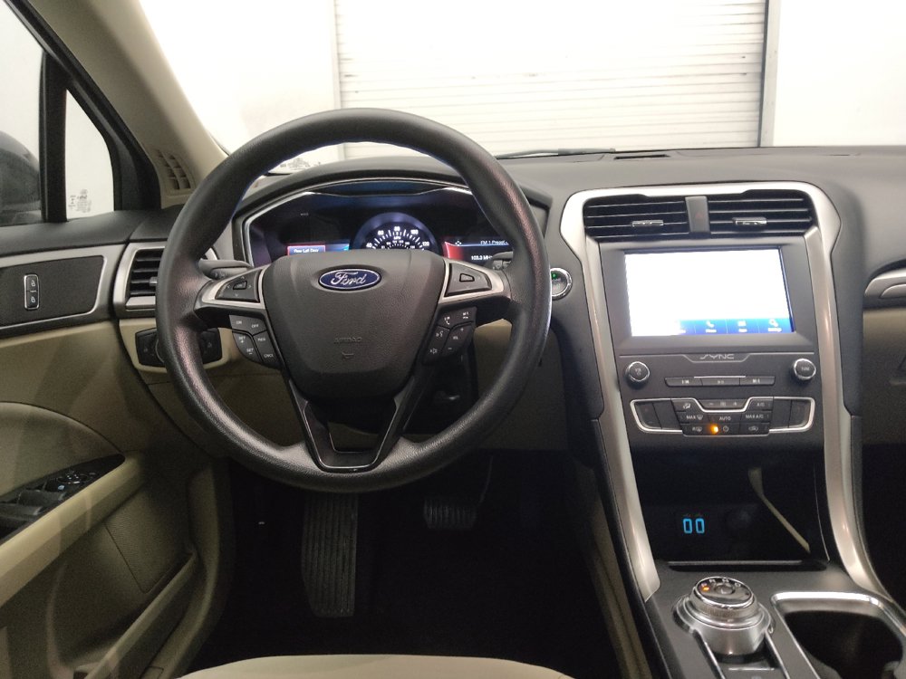 Used 2020 Ford Fusion SE FWD image 22