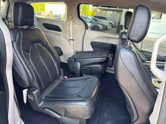 Used 2023 Chrysler Pacifica Touring-L FWD image 22