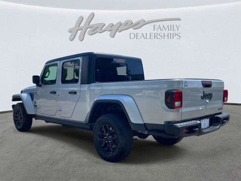 Used 2023 Jeep Gladiator Overland AWD/4WD image 7