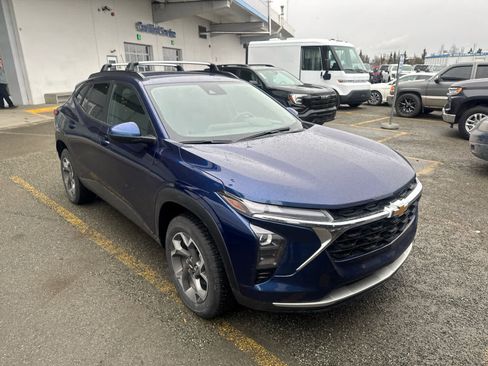 Used 2024 Chevrolet Trax LT w/ LT Convenience Package FWD image 2