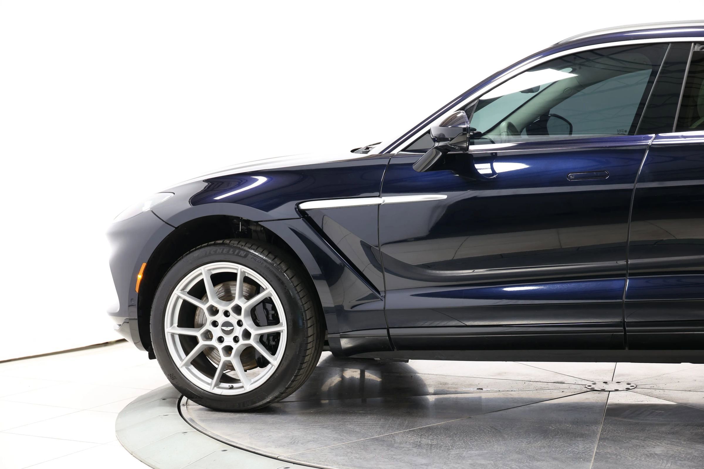 Used 2021 Aston Martin DBX AWD/4WD image 8
