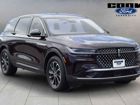 Used 2025 Lincoln Nautilus Premier w/ Equipment Group 102A AWD/4WD image 2