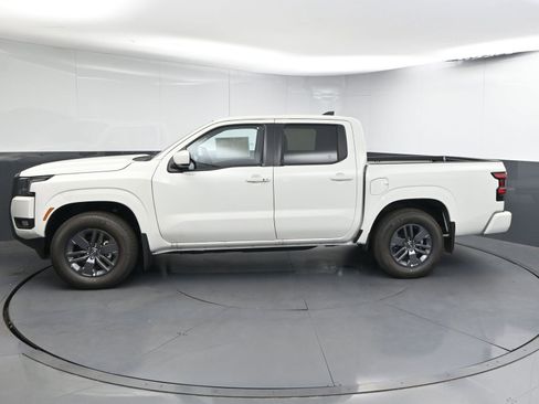 New 2025 Nissan Frontier SV w/ SV Convenience Package RWD image 4
