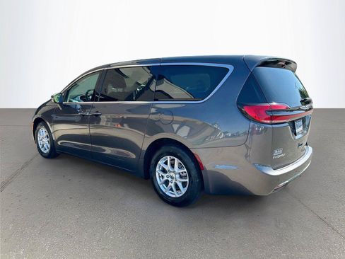 Used 2023 Chrysler Pacifica Touring-L FWD image 6