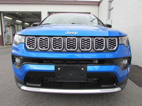 Used 2025 Jeep Compass Limited AWD/4WD image 2