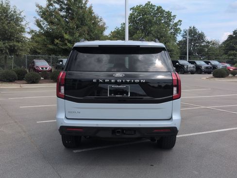 Certified 2025 Ford Expedition Active AWD/4WD image 5