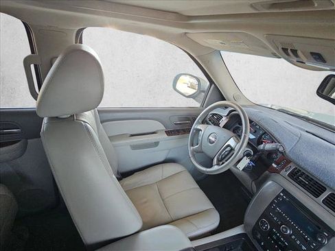 Used 2011 GMC Yukon SLT w/ SLT-2 Equipment Package AWD/4WD image 2