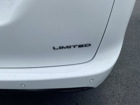New 2027 Chrysler Pacifica Limited w/ S Appearance Package FWD image 18