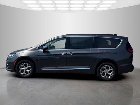 Certified 2023 Chrysler Pacifica Limited w/ Trailer Tow Group AWD/4WD image 4