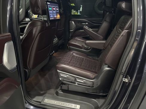 Used 2022 Cadillac Escalade ESV Premium Luxury Platinum AWD/4WD image 31