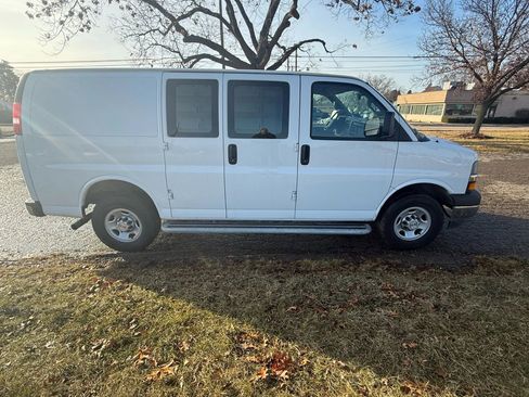 Used 2024 Chevrolet Express 2500 Regular Van 3D image 6
