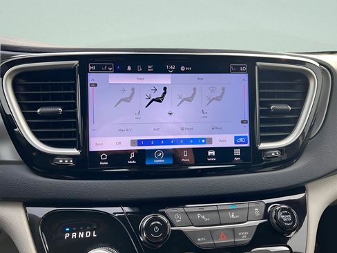 Used 2023 Chrysler Pacifica Touring-L image 16