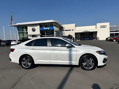 Used 2023 Volkswagen Jetta SE FWD image 2