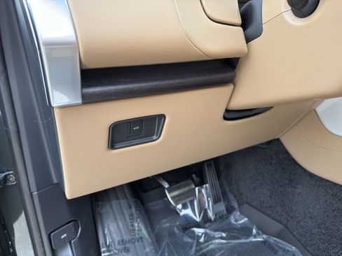 New 2025 Land Rover Range Rover SE image 15