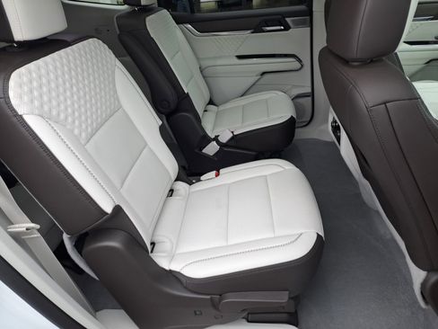 Used 2024 GMC Acadia Denali w/ Super Cruise Package FWD image 14