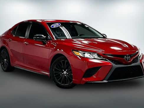 Used 2020 Toyota Camry SE w/ Blackout Package image 1