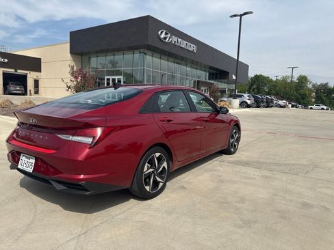 Used 2023 Hyundai Elantra SEL w/ Convenience Package FWD image 3
