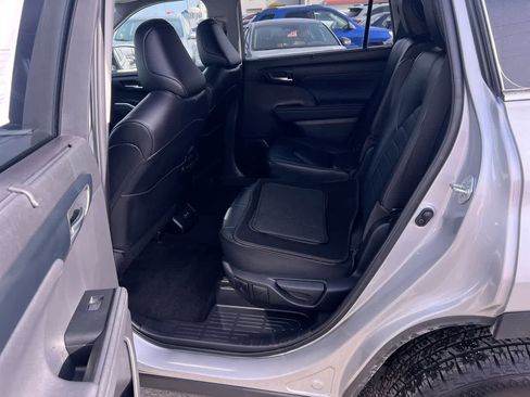 Used 2023 Toyota Highlander XLE AWD/4WD image 23