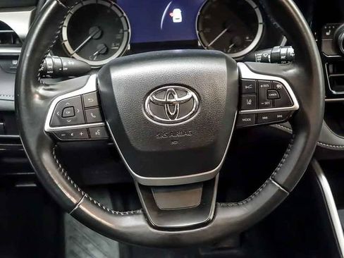 Used 2023 Toyota Highlander XLE AWD/4WD image 16