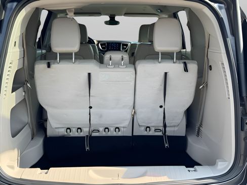 Used 2018 Chrysler Pacifica Touring-L Plus FWD image 9