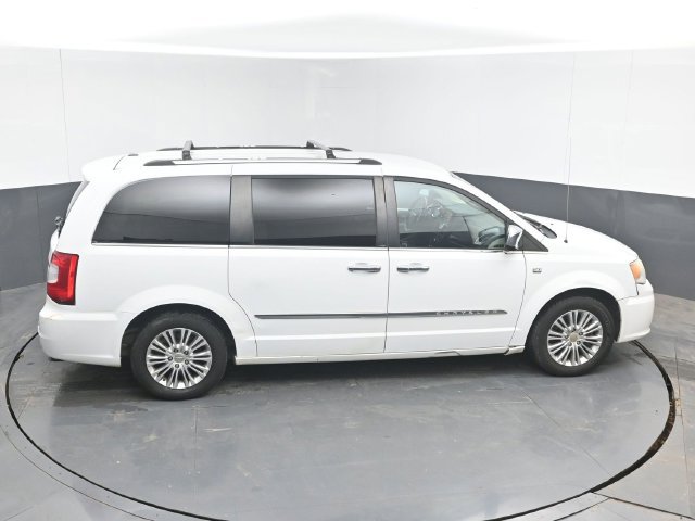 Used 2014 Chrysler Town & Country Touring-L FWD image 39