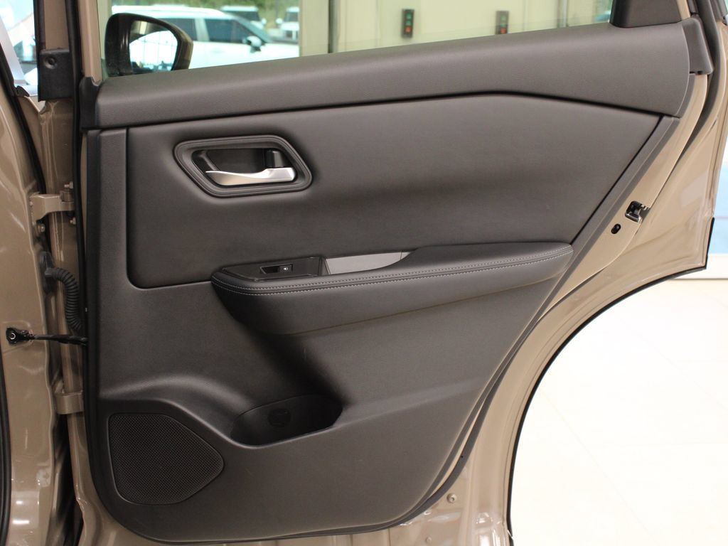 Used 2024 Nissan Rogue SV FWD image 31