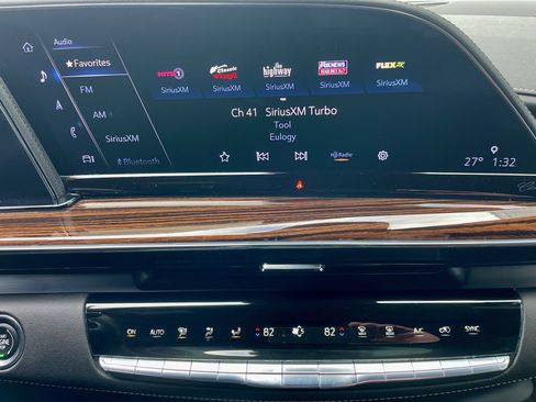 Used 2023 Cadillac Escalade Premium Luxury image 29